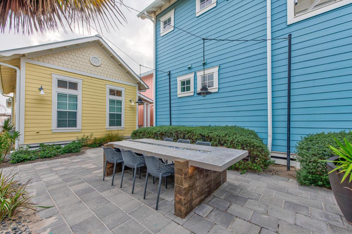 Stylish home perfect for two, great amenities and beach access view 5