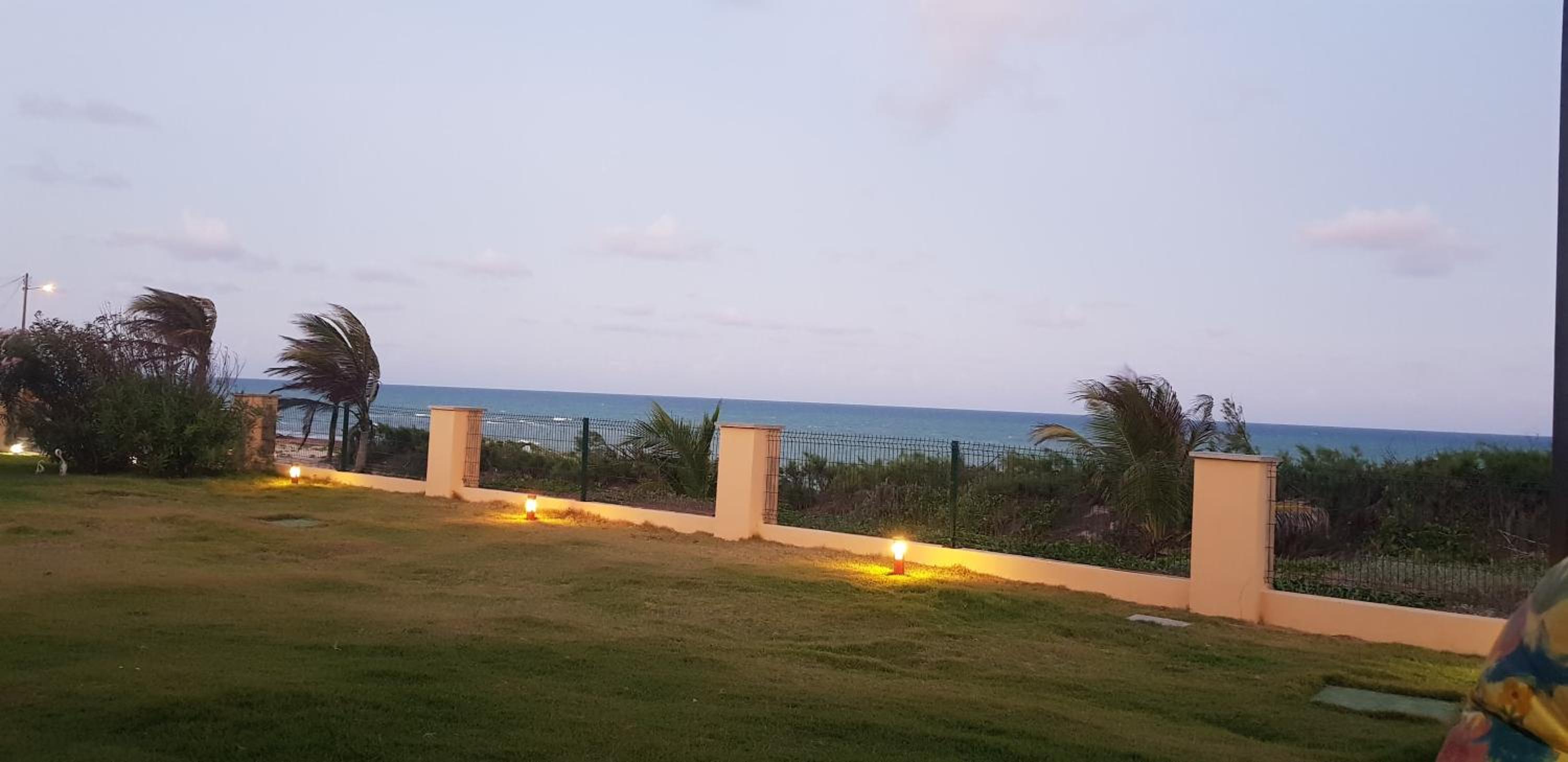 Casa espetacular em condomínio pé-na-areia, RZ15