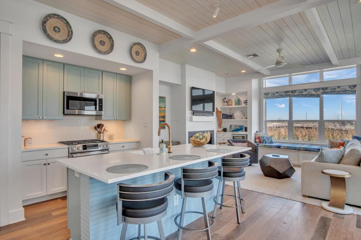 Gorgeous home w great outdoor living space view 3