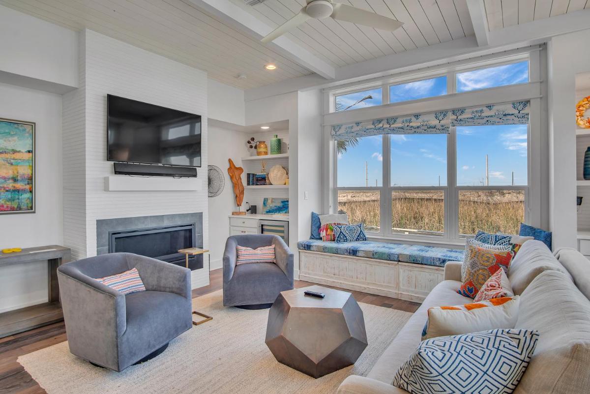 Gorgeous home w great outdoor living space view 5