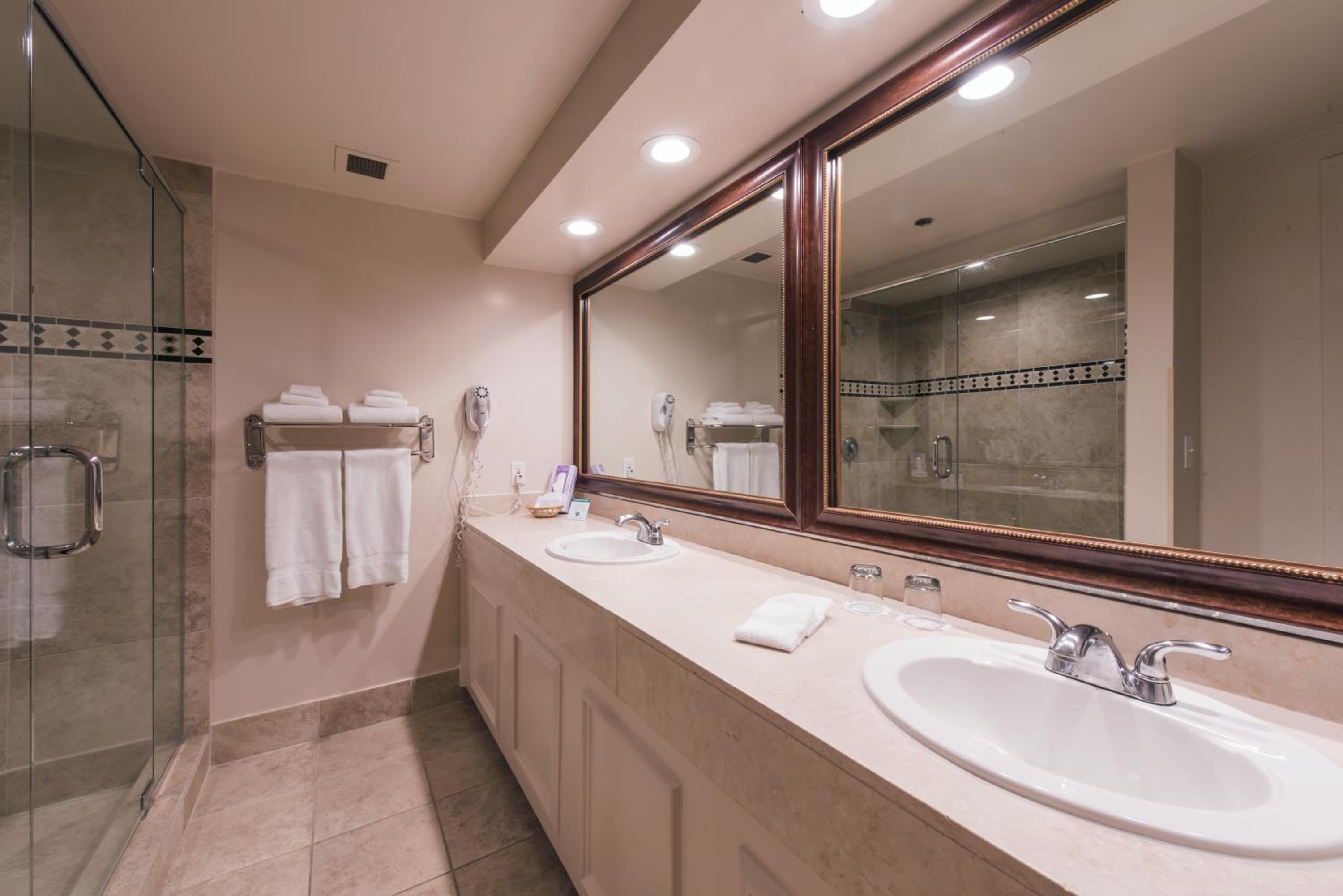 Grand Vista Hotel - Property Image 1