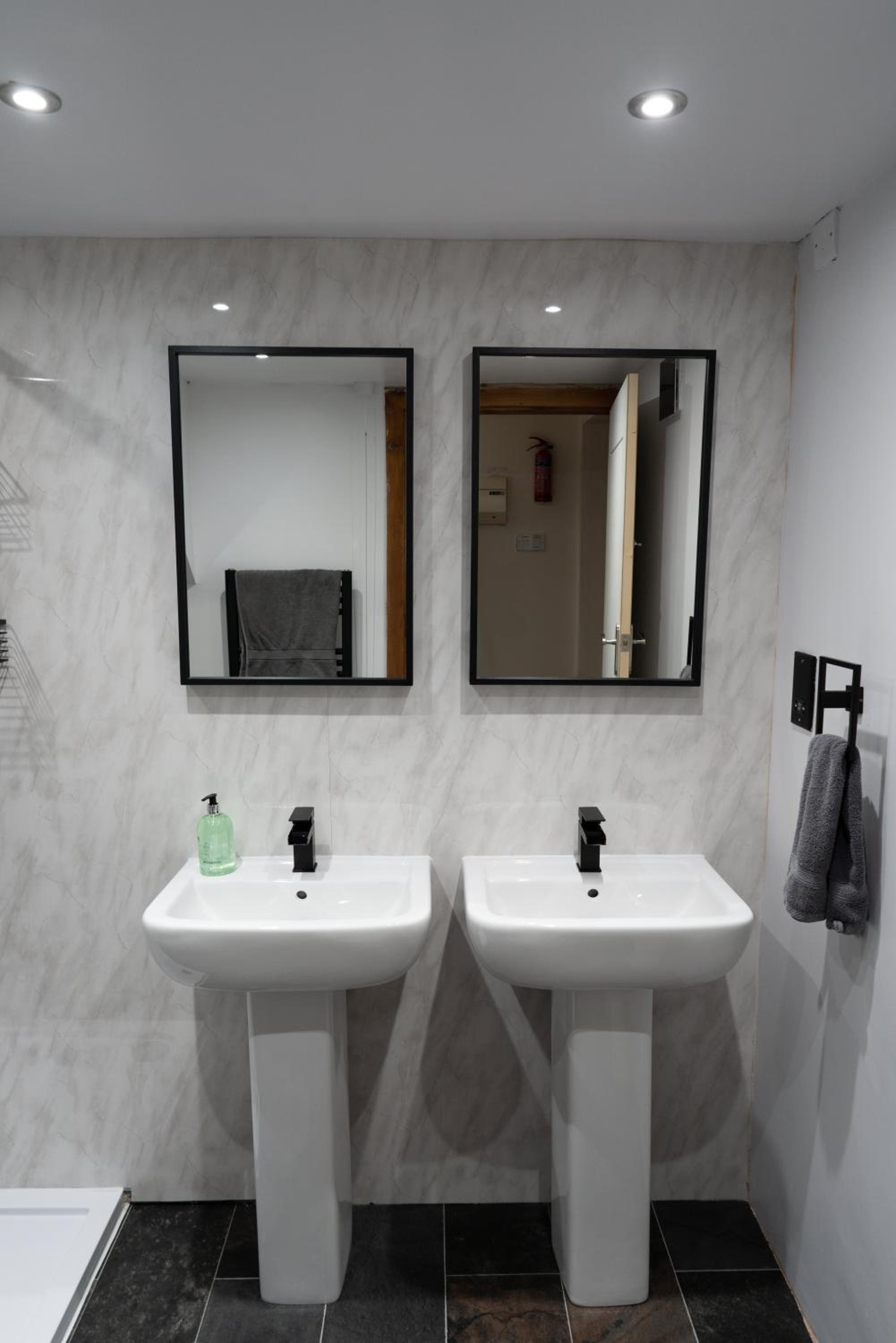 Silverwood Stylish House - Pass the Keys