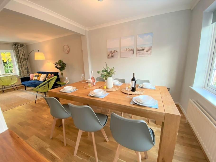 Redhill Town Centre 3 bed House near Gatwick Airport, easy commute to London