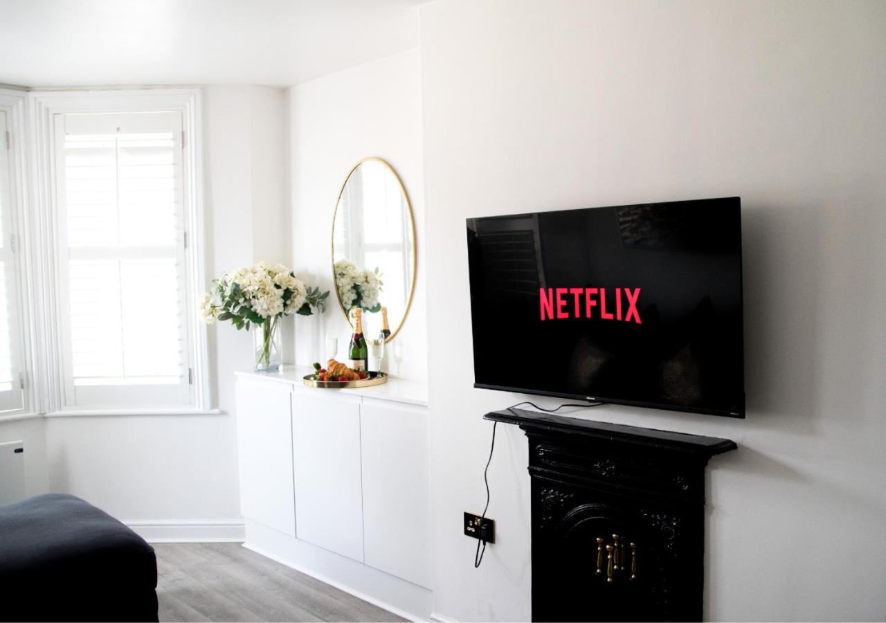 Modern Town Centre Flat - Free shared parking, king size bed, 5 minutes walk to beach view 2
