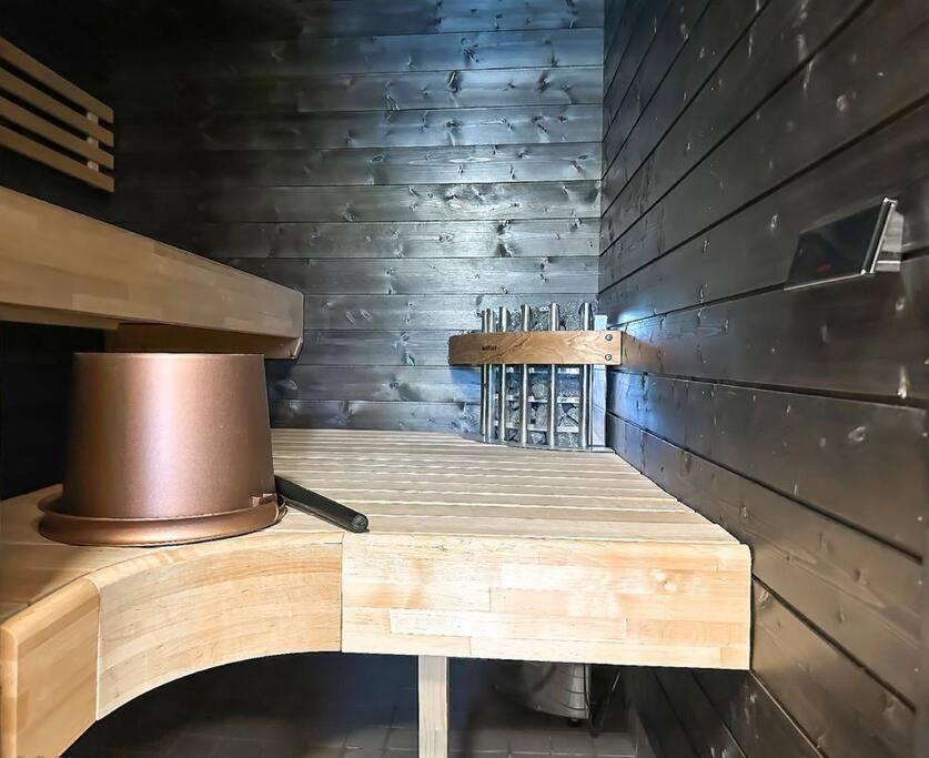 Yläkerran asunto parvekkeella ja saunalla