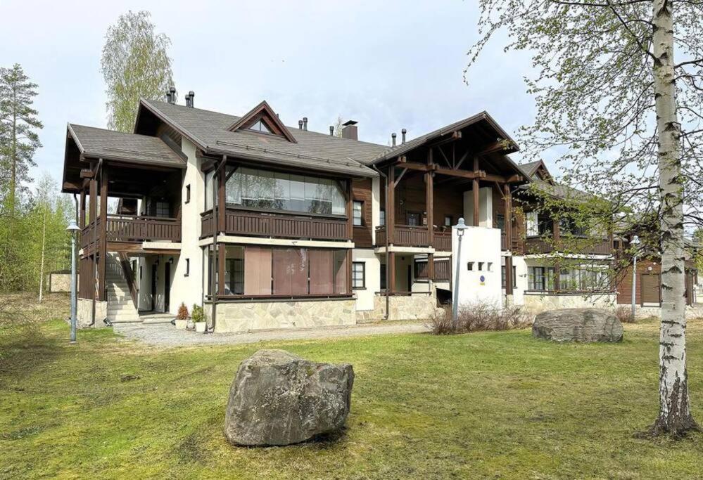 Yläkerran asunto parvekkeella ja saunalla