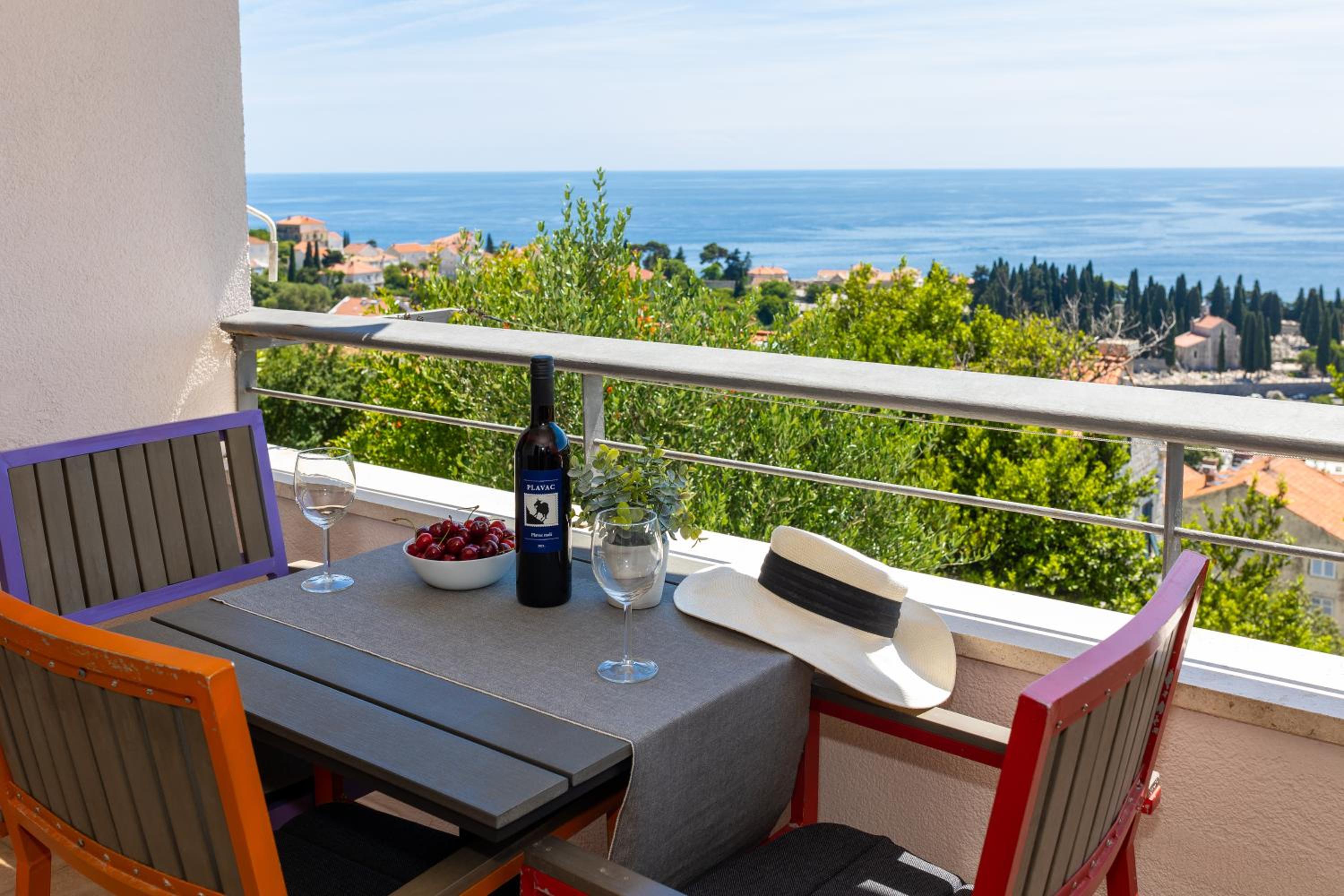 SunSpot Apartment - beautiful view with big garden, free parking, central