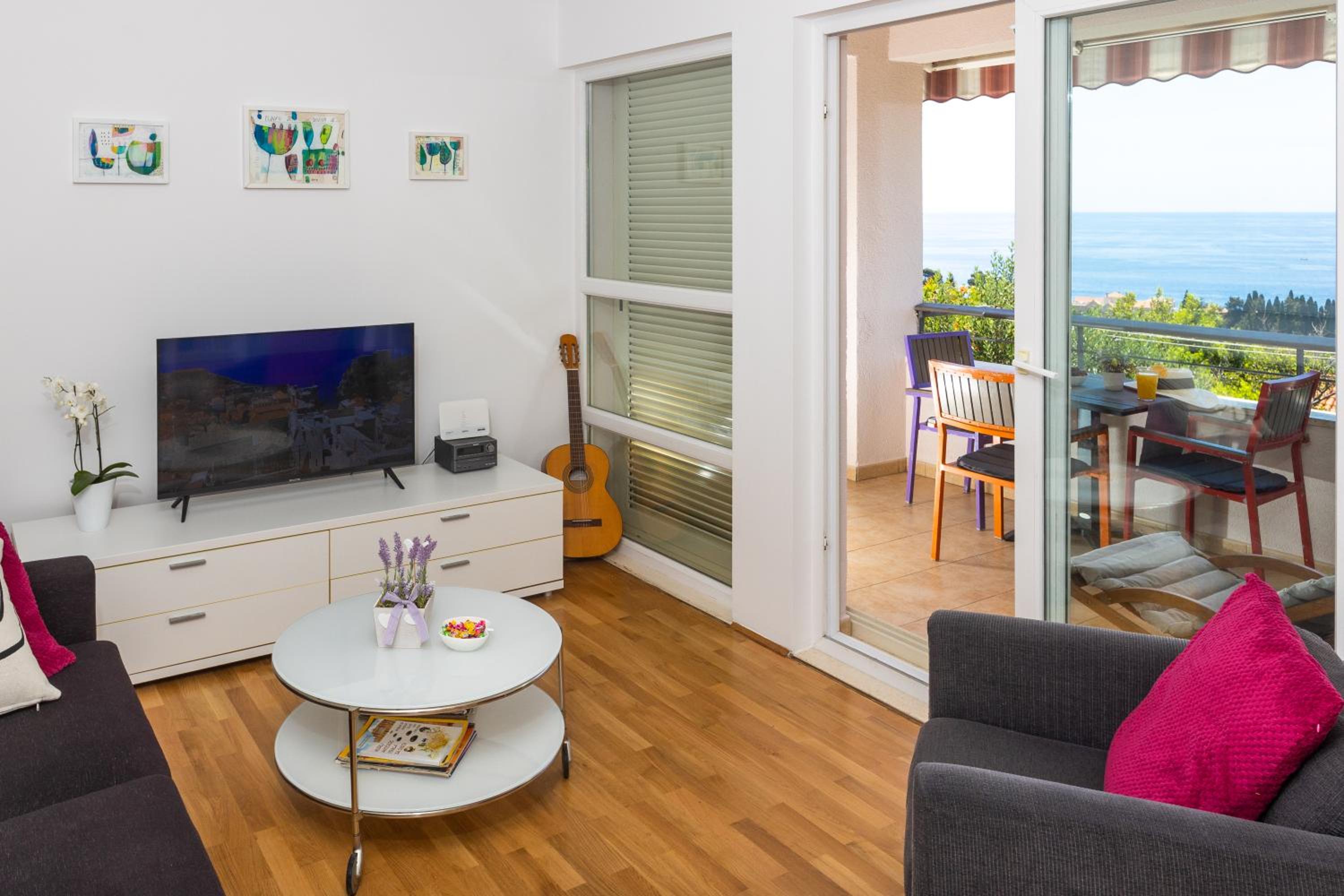 SunSpot Apartment - beautiful view with big garden, free parking, central