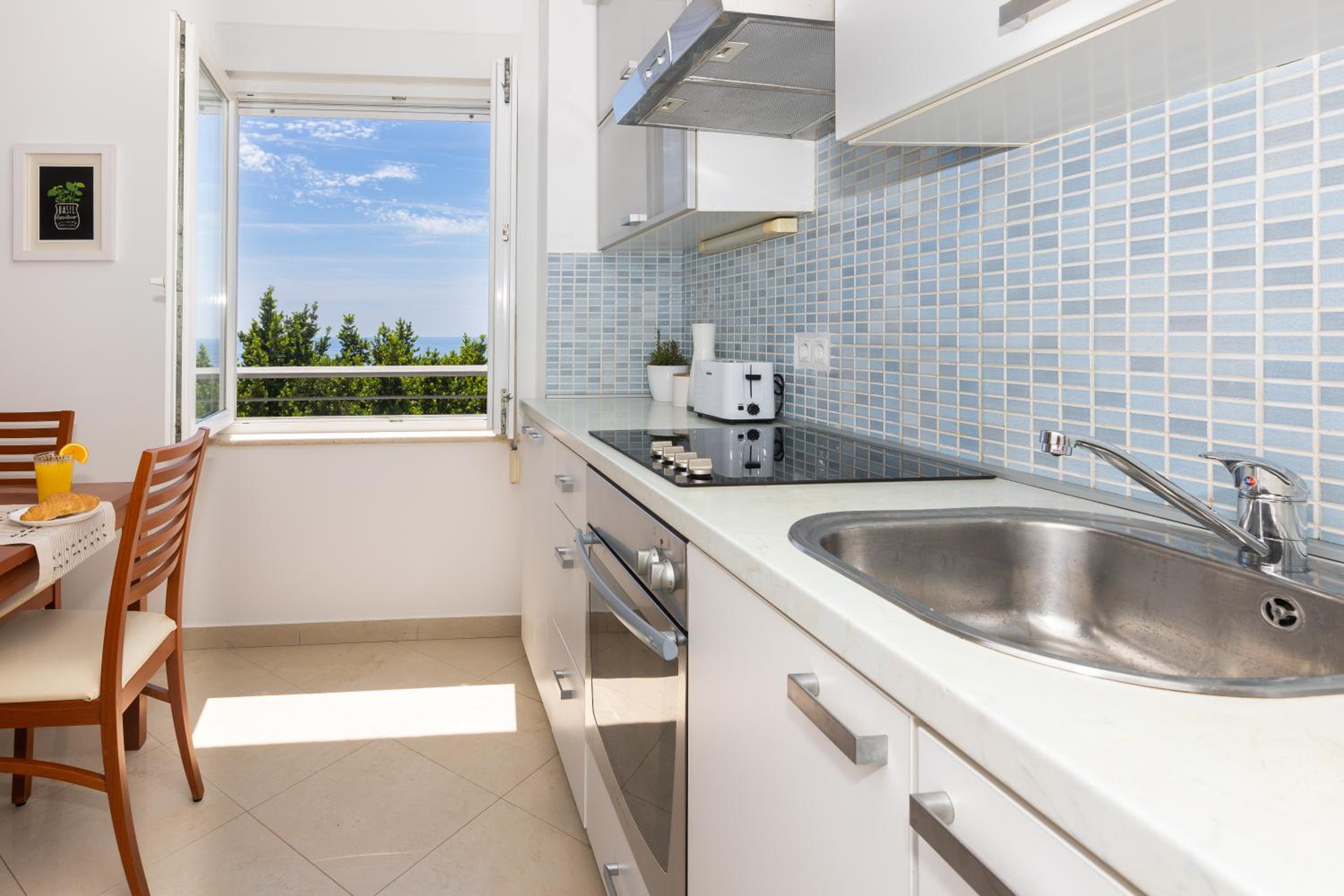 SunSpot Apartment - beautiful view with big garden, free parking, central