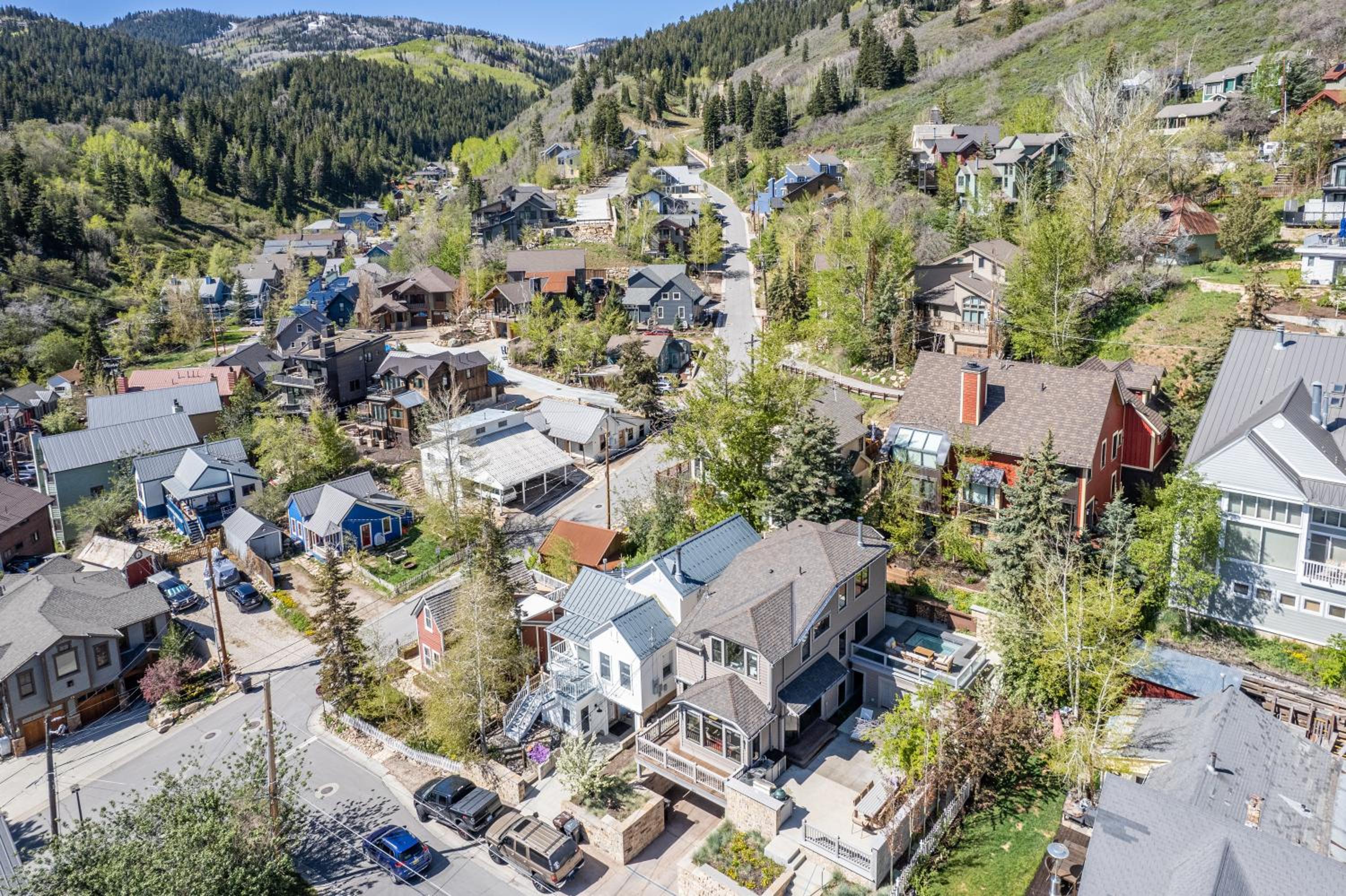 Walk to Skiing and Main, Spectacular Old Town 4BR Modern Home, Hot Tub, Fireplace, Outdoor firepit view 3