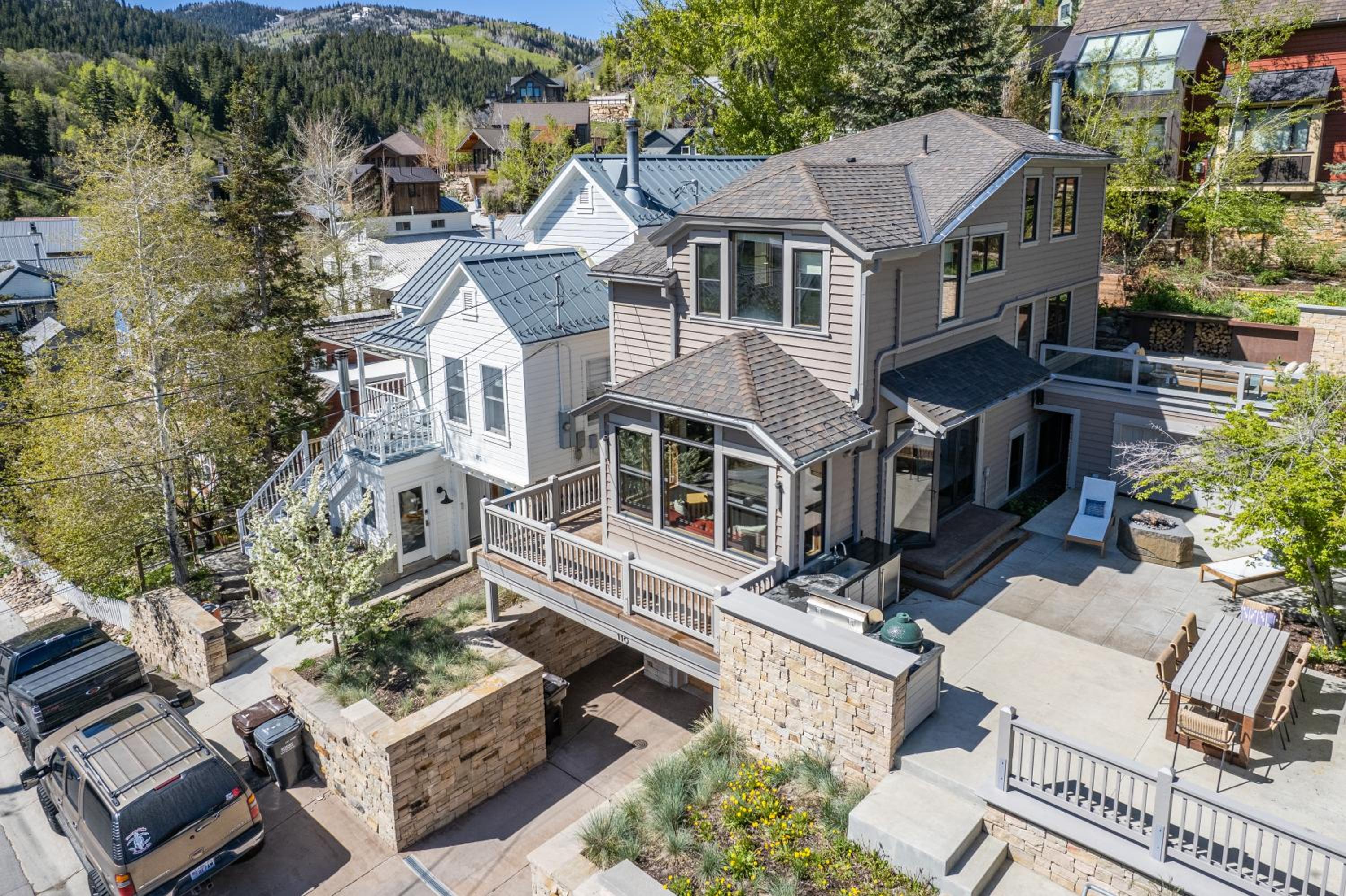 Walk to Skiing and Main, Spectacular Old Town 4BR Modern Home, Hot Tub, Fireplace, Outdoor firepit view 4