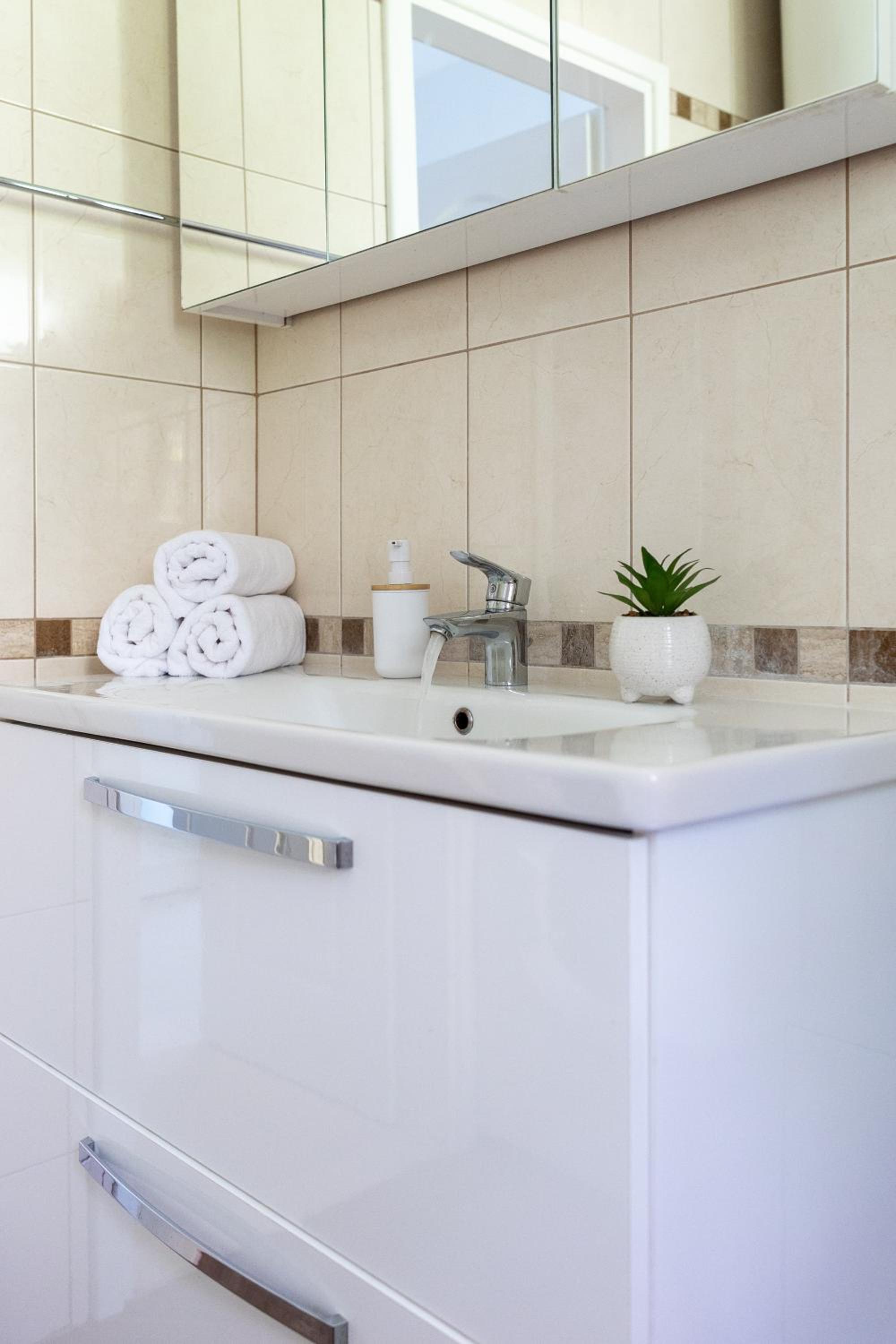 SunSpot Apartment - beautiful view with big garden, free parking, central