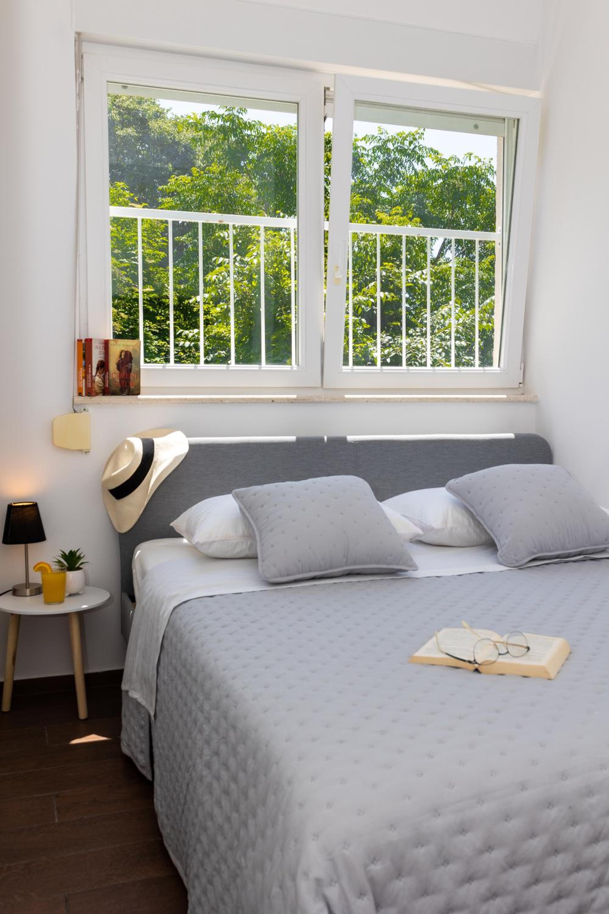 SunSpot Apartment - beautiful view with big garden, free parking, central