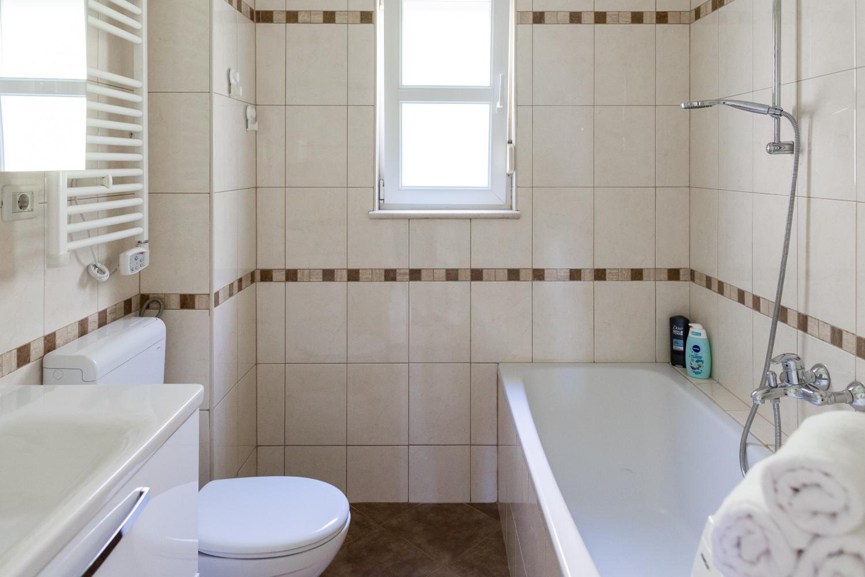 SunSpot Apartment - beautiful view with big garden, free parking, central