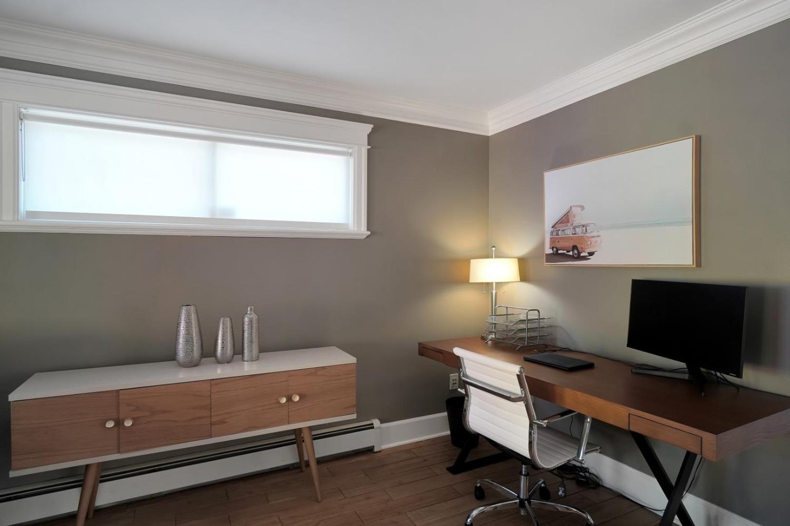 Great West Vancouver house with hot tub, across from beach & 10 mn to Downtown Vancouver