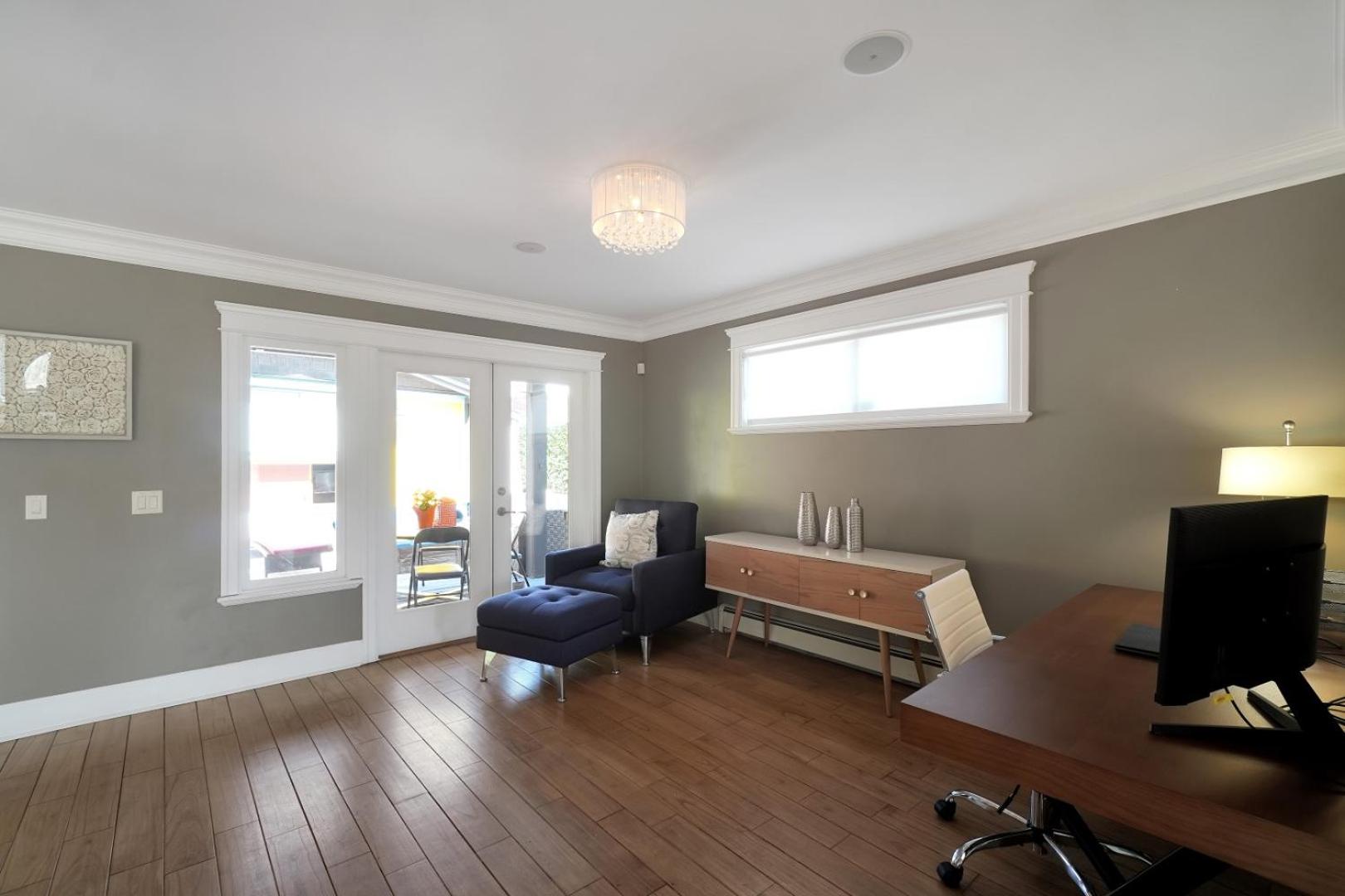 Great West Vancouver house with hot tub, across from beach & 10 mn to Downtown Vancouver