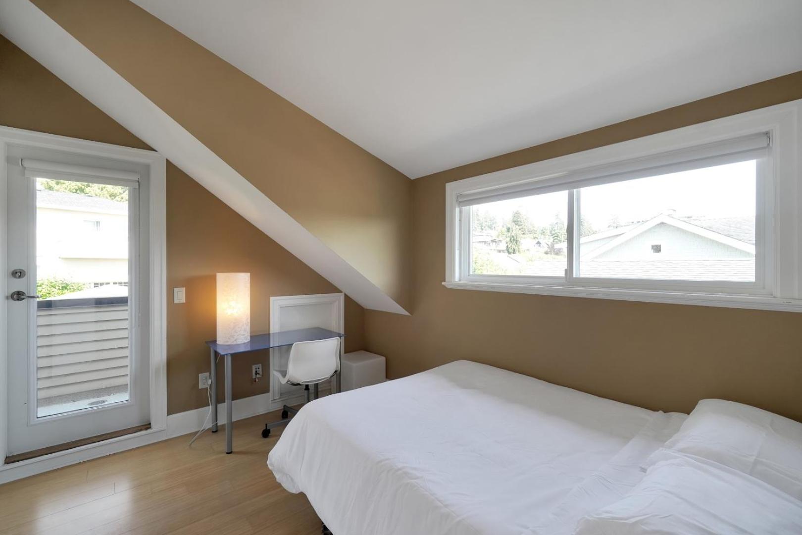 Great West Vancouver house with hot tub, across from beach & 10 mn to Downtown Vancouver