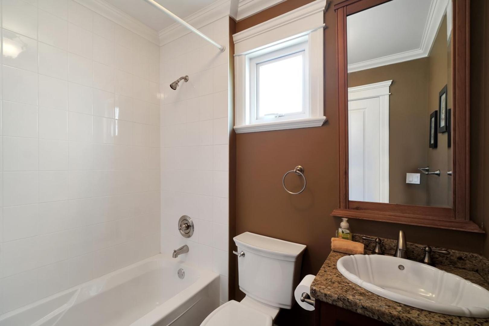 Great West Vancouver house with hot tub, across from beach & 10 mn to Downtown Vancouver