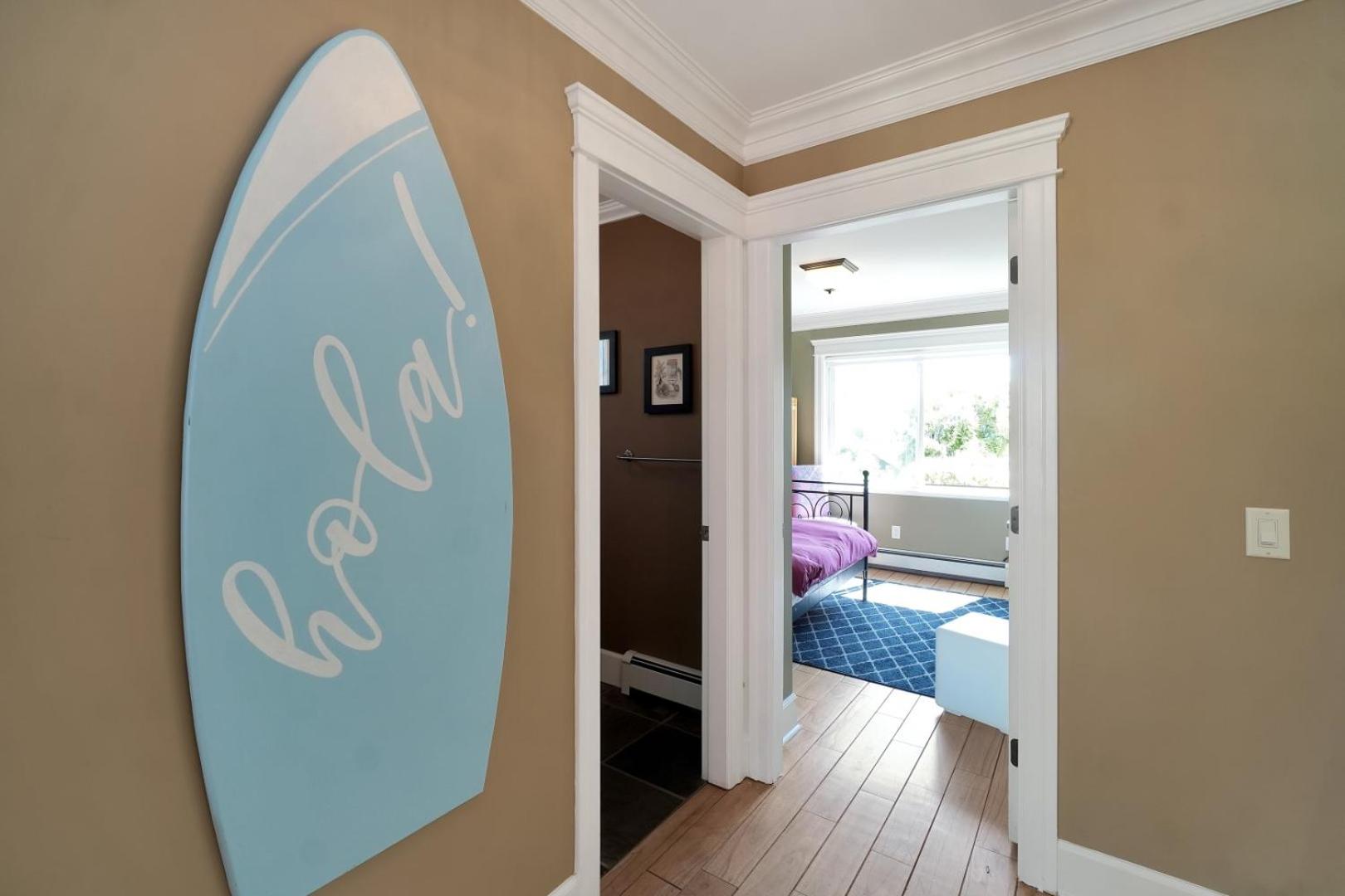 Great West Vancouver house with hot tub, across from beach & 10 mn to Downtown Vancouver
