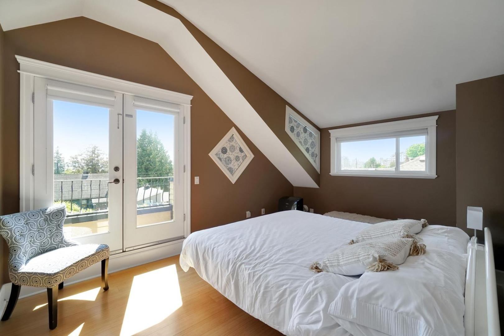 Great West Vancouver house with hot tub, across from beach & 10 mn to Downtown Vancouver
