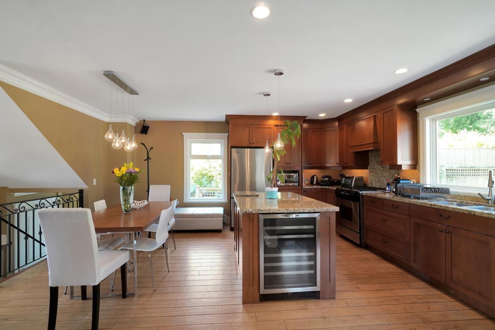 Great West Vancouver house with hot tub, across from beach & 10 mn to Downtown Vancouver
