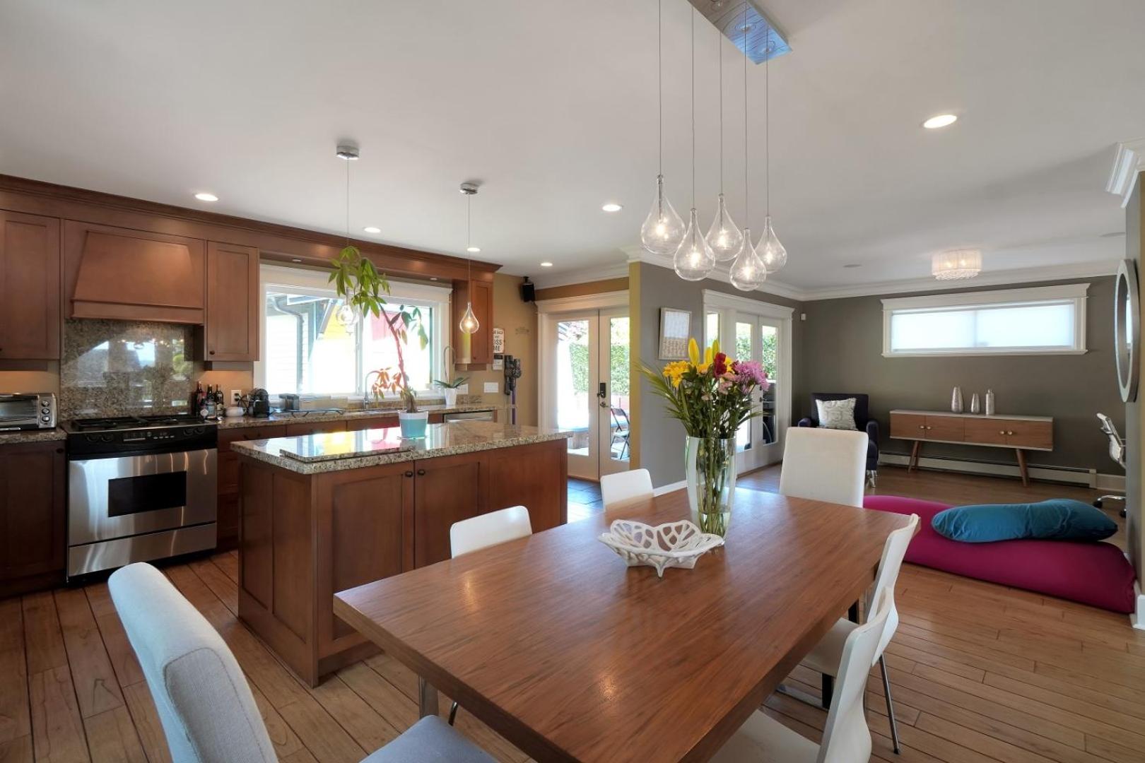 Great West Vancouver house with hot tub, across from beach & 10 mn to Downtown Vancouver