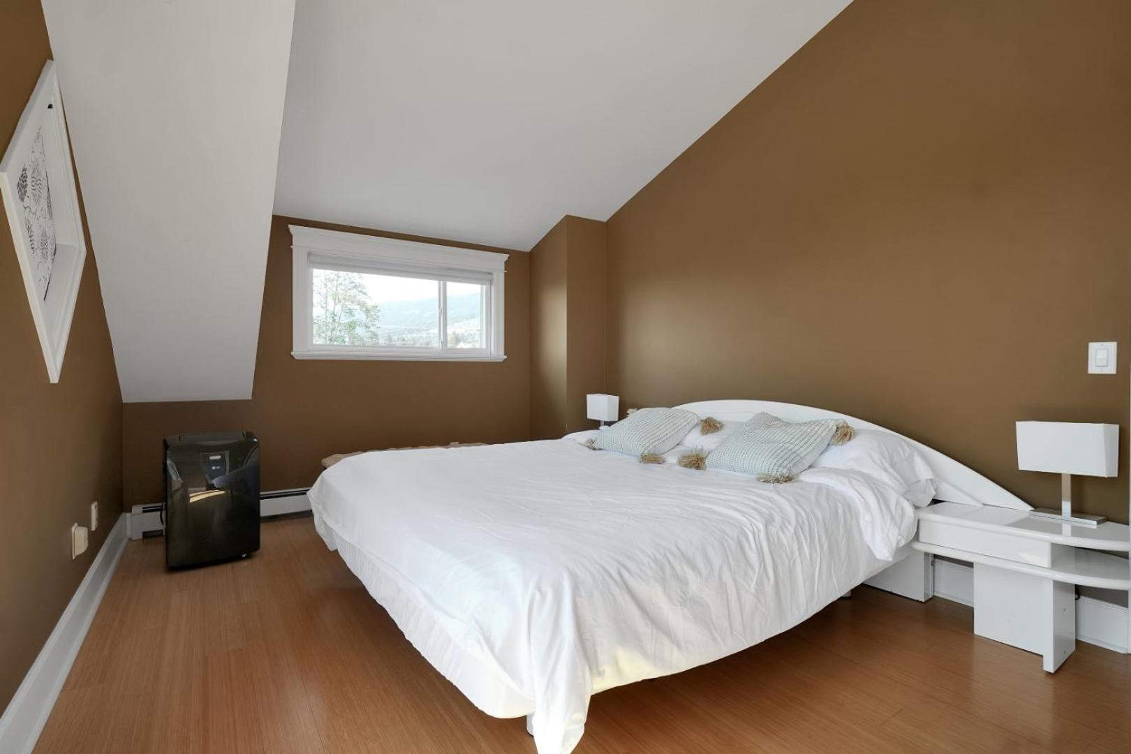 Great West Vancouver house with hot tub, across from beach & 10 mn to Downtown Vancouver
