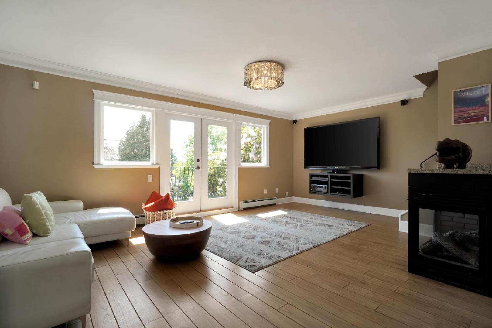 Great West Vancouver house with hot tub, across from beach & 10 mn to Downtown Vancouver