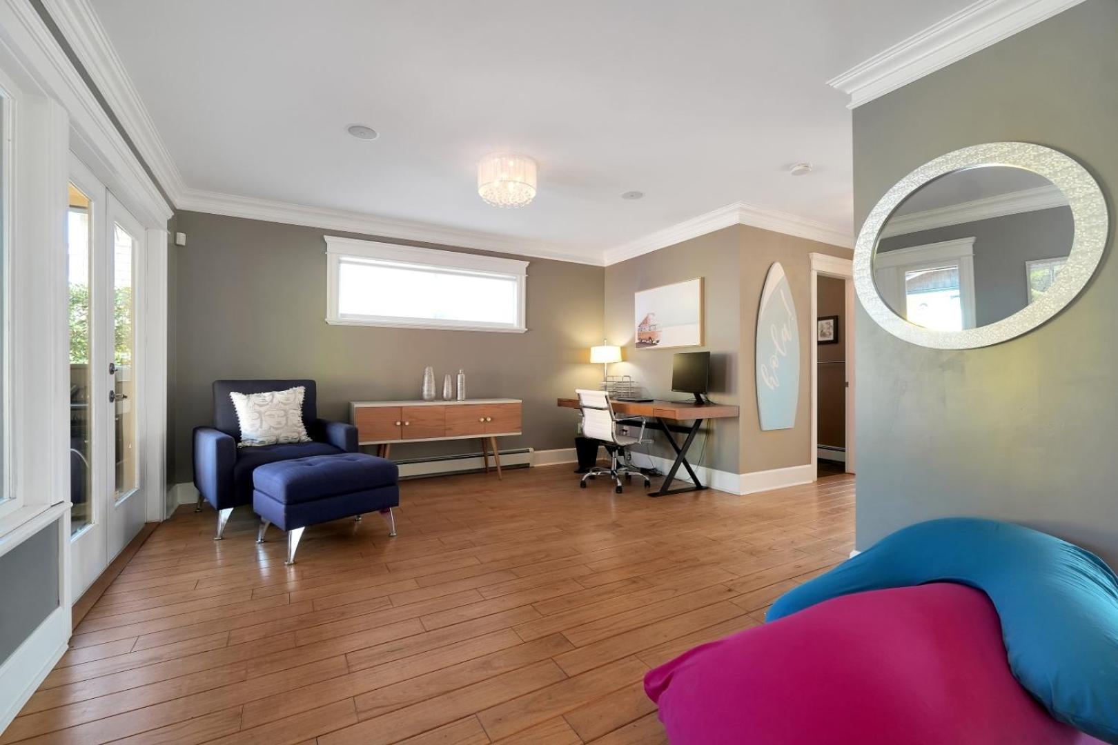 Great West Vancouver house with hot tub, across from beach & 10 mn to Downtown Vancouver