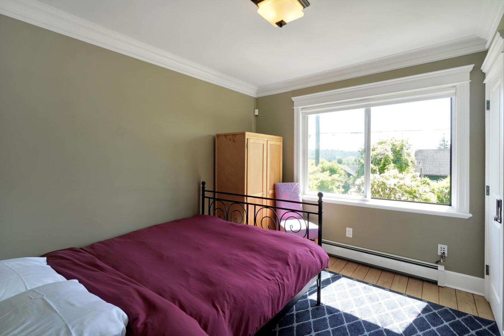 Great West Vancouver house with hot tub, across from beach & 10 mn to Downtown Vancouver