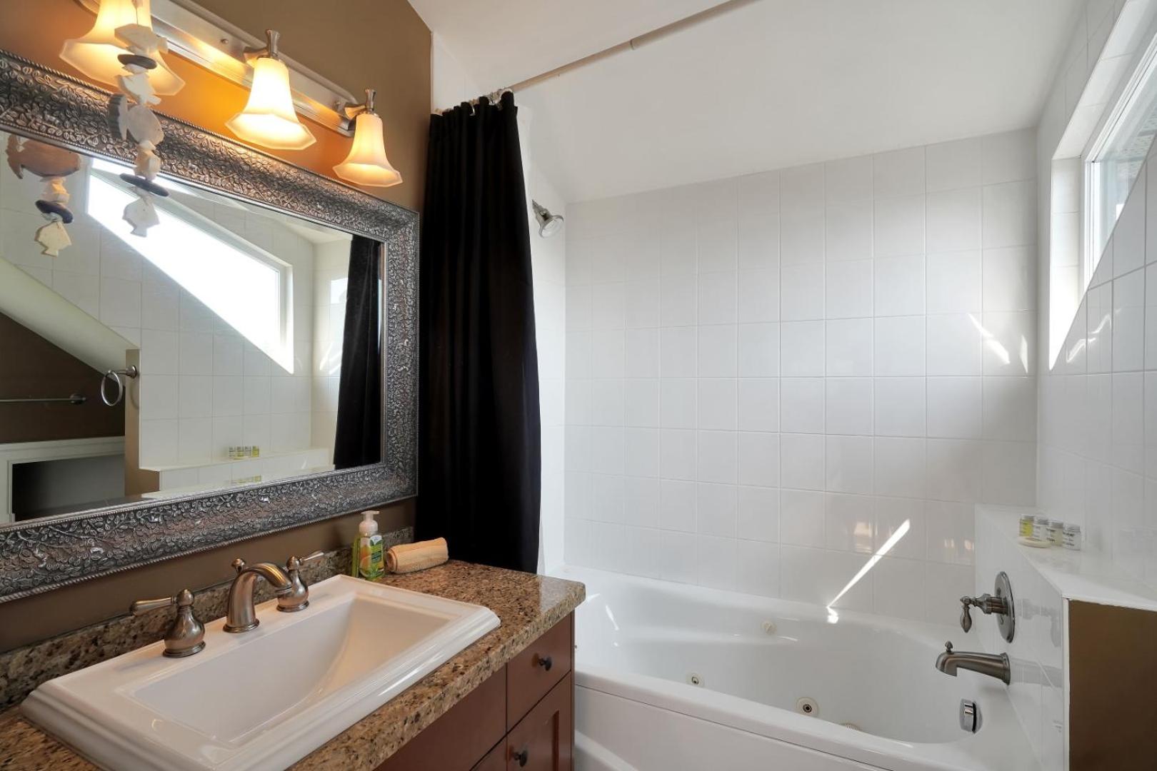 Great West Vancouver house with hot tub, across from beach & 10 mn to Downtown Vancouver