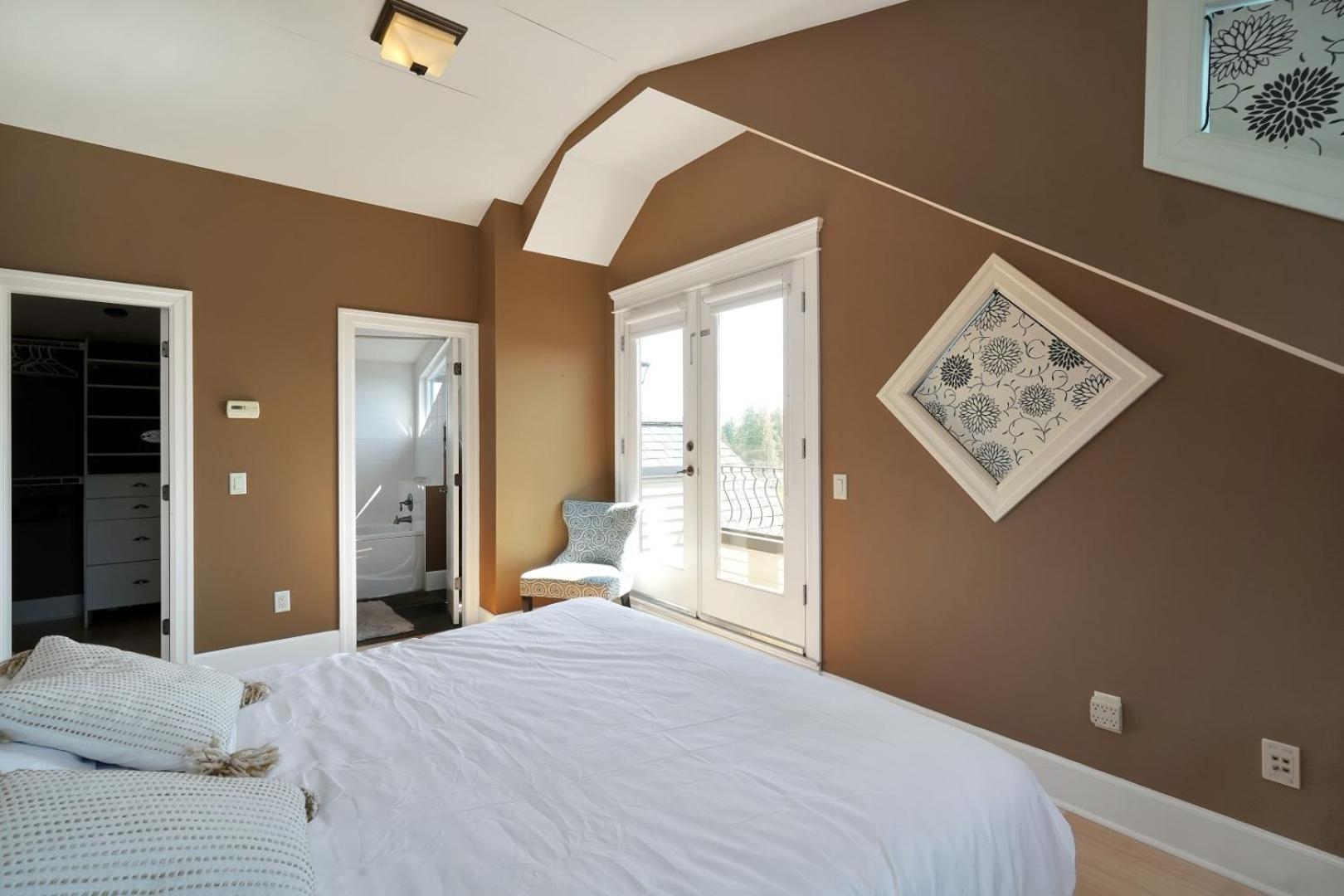 Great West Vancouver house with hot tub, across from beach & 10 mn to Downtown Vancouver