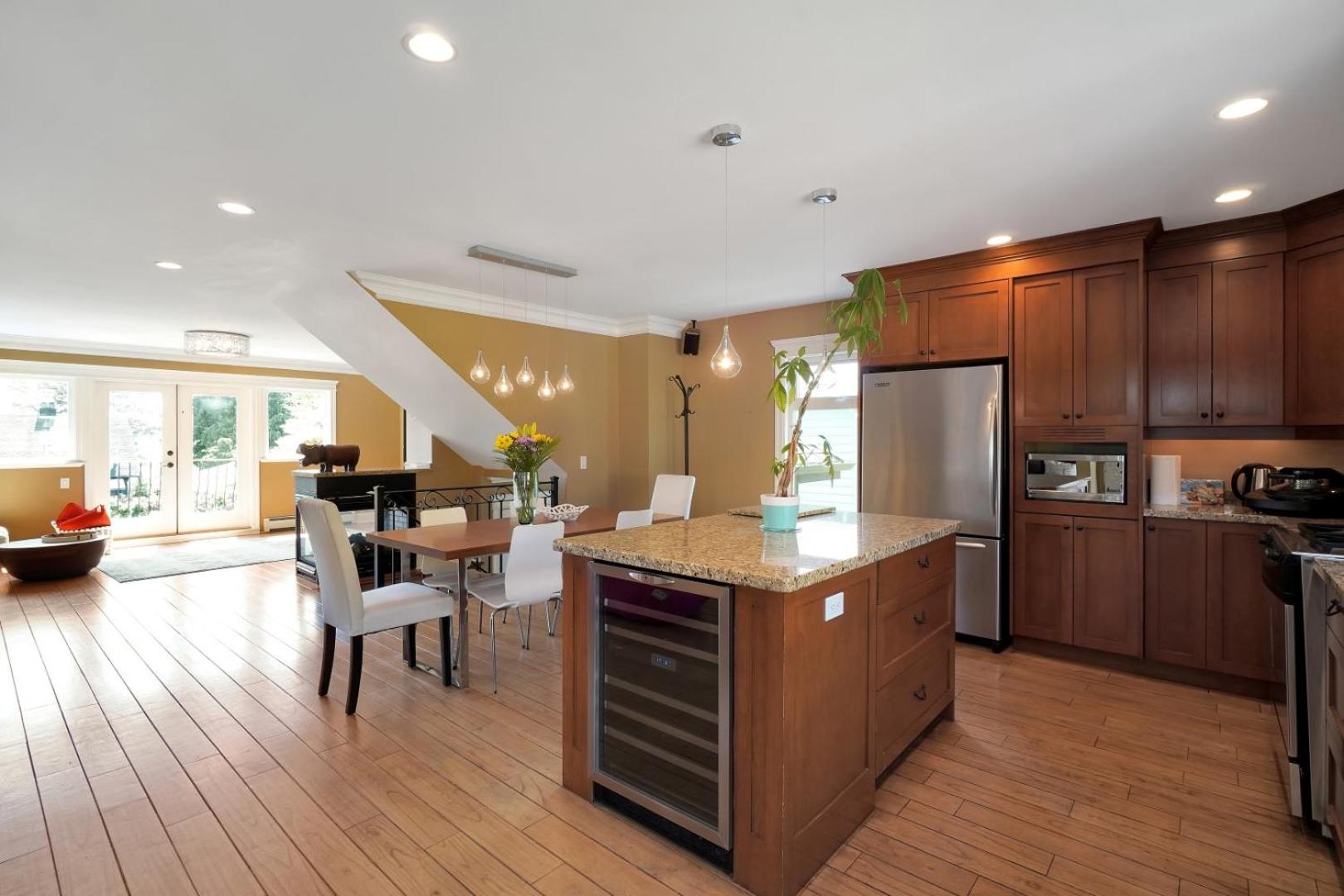 Great West Vancouver house with hot tub, across from beach & 10 mn to Downtown Vancouver