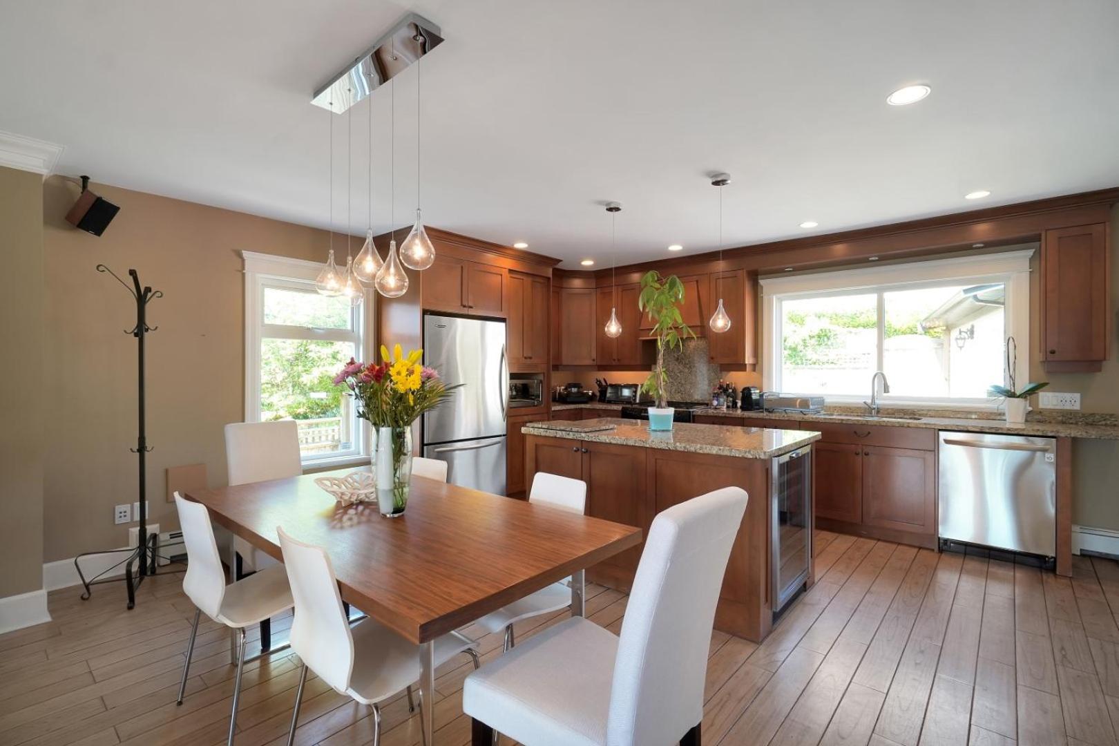 Great West Vancouver house with hot tub, across from beach & 10 mn to Downtown Vancouver