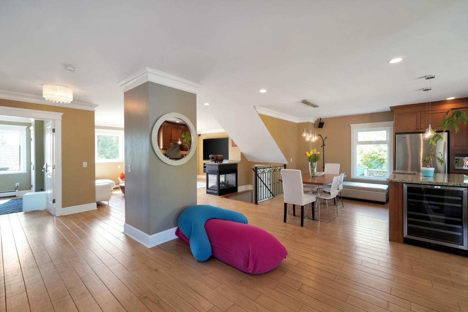 Great West Vancouver house with hot tub, across from beach & 10 mn to Downtown Vancouver