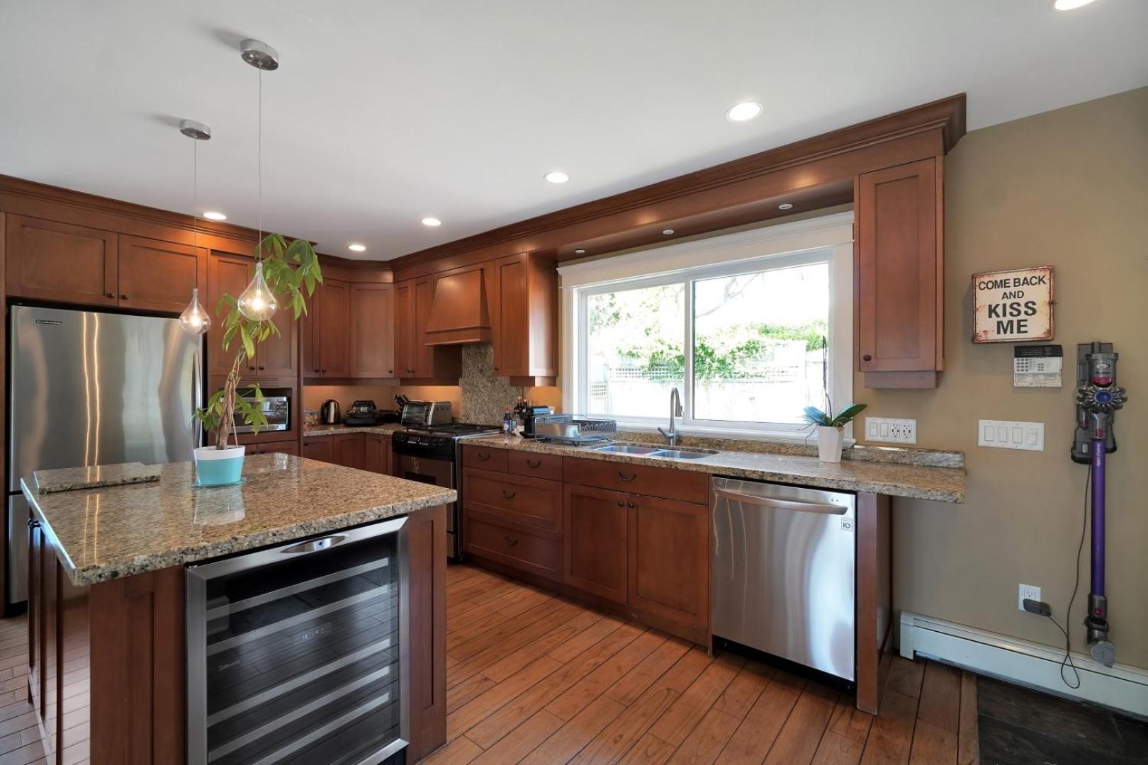 Great West Vancouver house with hot tub, across from beach & 10 mn to Downtown Vancouver