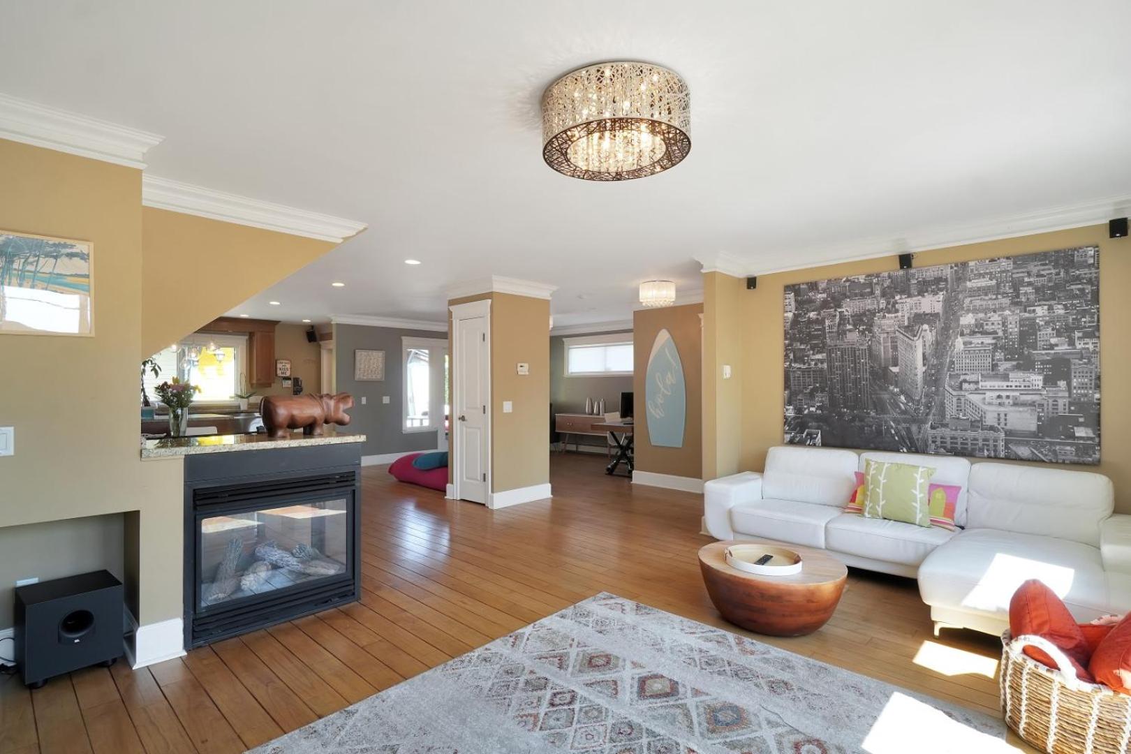 Great West Vancouver house with hot tub, across from beach & 10 mn to Downtown Vancouver