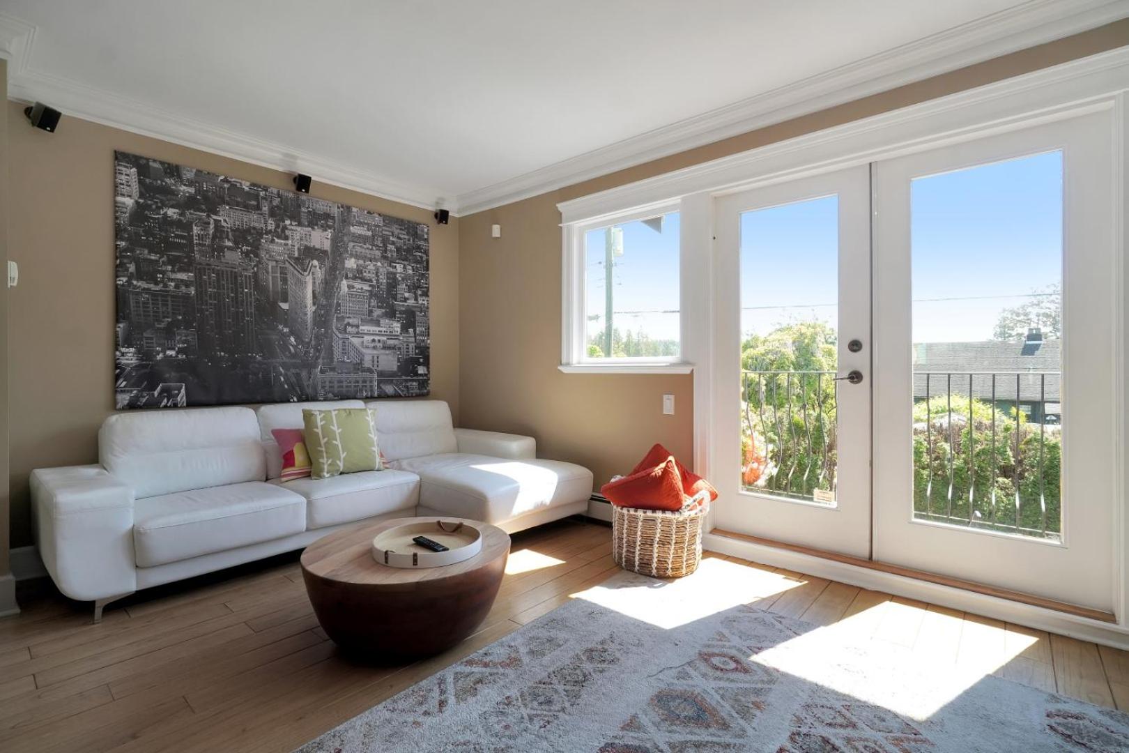 Great West Vancouver house with hot tub, across from beach & 10 mn to Downtown Vancouver