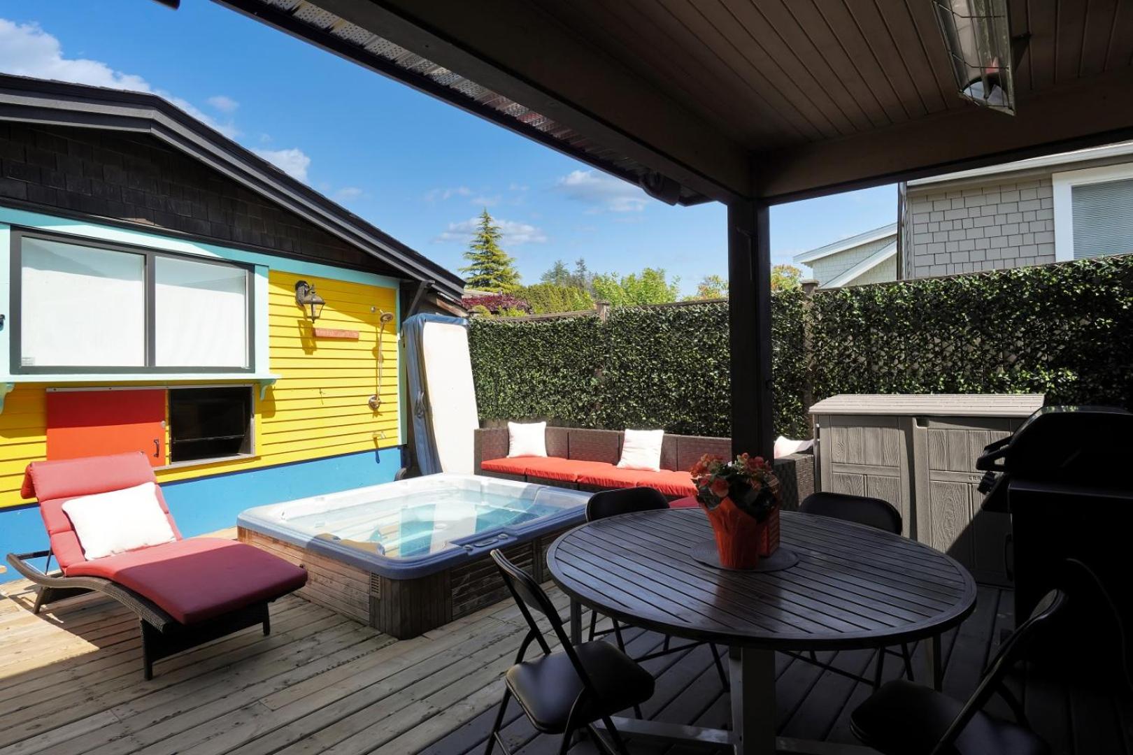 Great West Vancouver house with hot tub, across from beach & 10 mn to Downtown Vancouver