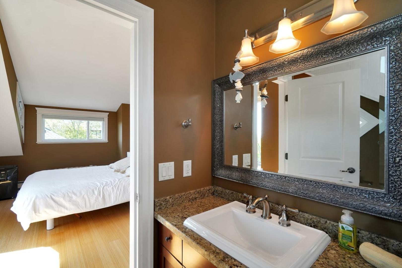 Great West Vancouver house with hot tub, across from beach & 10 mn to Downtown Vancouver