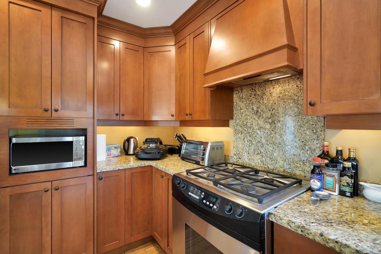 Great West Vancouver house with hot tub, across from beach & 10 mn to Downtown Vancouver