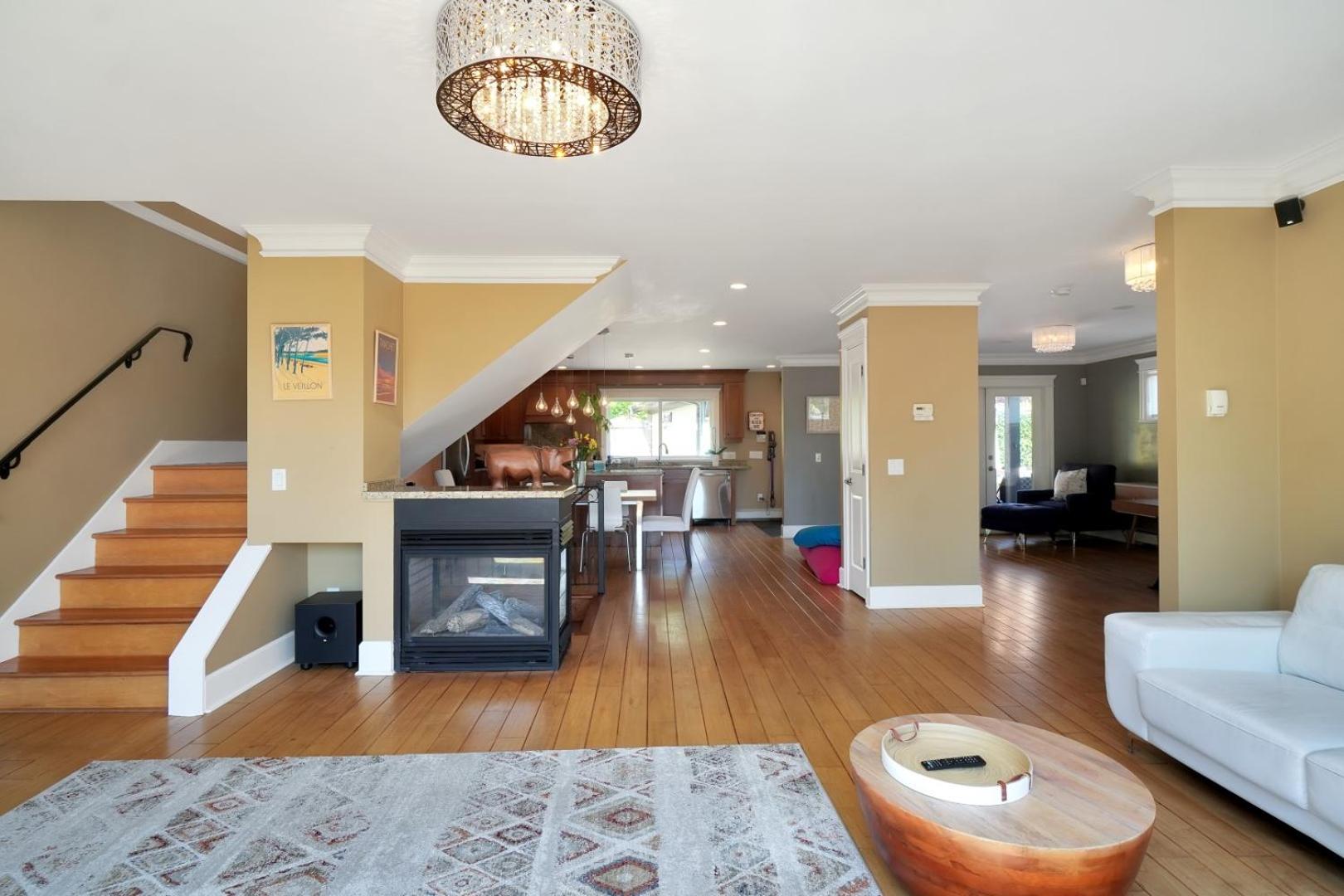 Great West Vancouver house with hot tub, across from beach & 10 mn to Downtown Vancouver