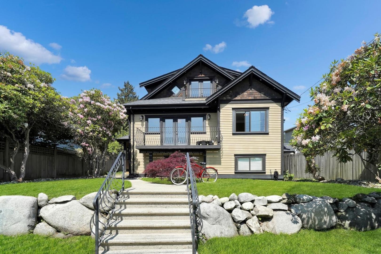 Great West Vancouver house with hot tub, across from beach & 10 mn to Downtown Vancouver