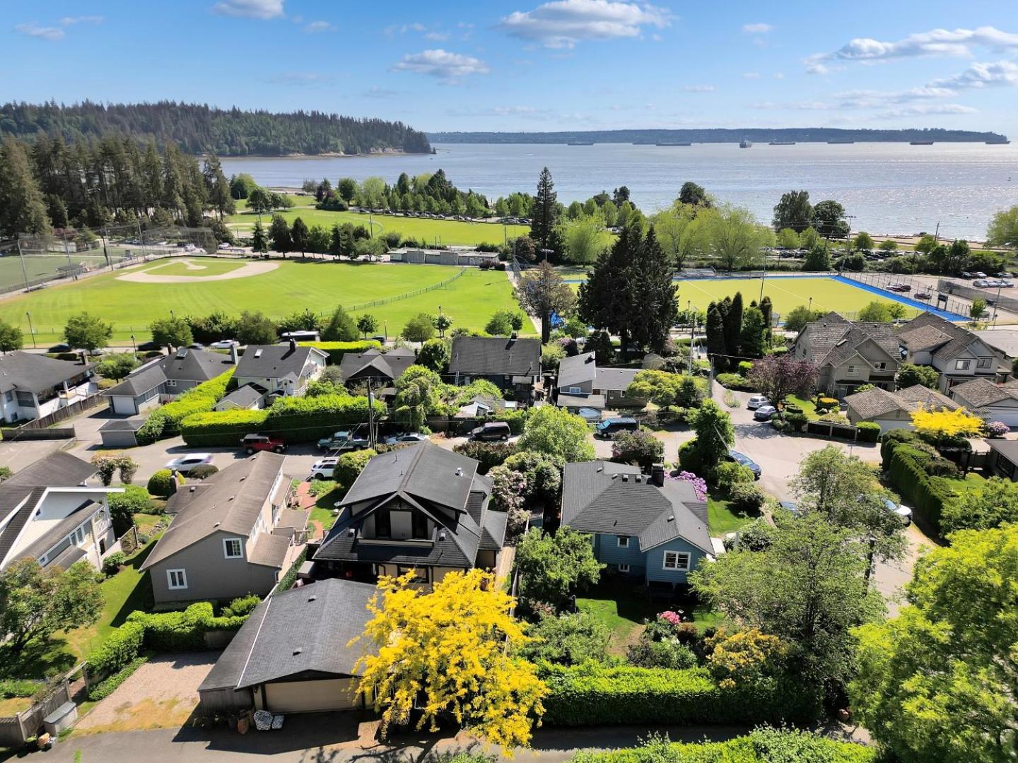 Great West Vancouver house with hot tub, across from beach & 10 mn to Downtown Vancouver