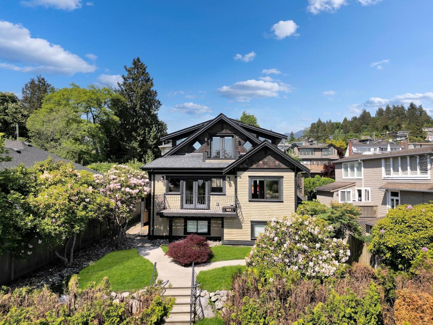 Great West Vancouver house with hot tub, across from beach & 10 mn to Downtown Vancouver