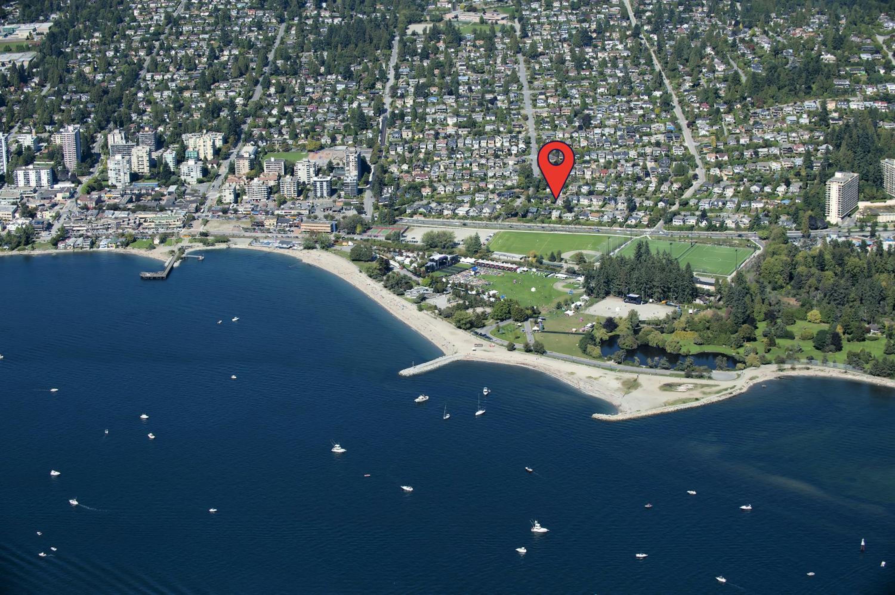 Great West Vancouver house with hot tub, across from beach & 10 mn to Downtown Vancouver