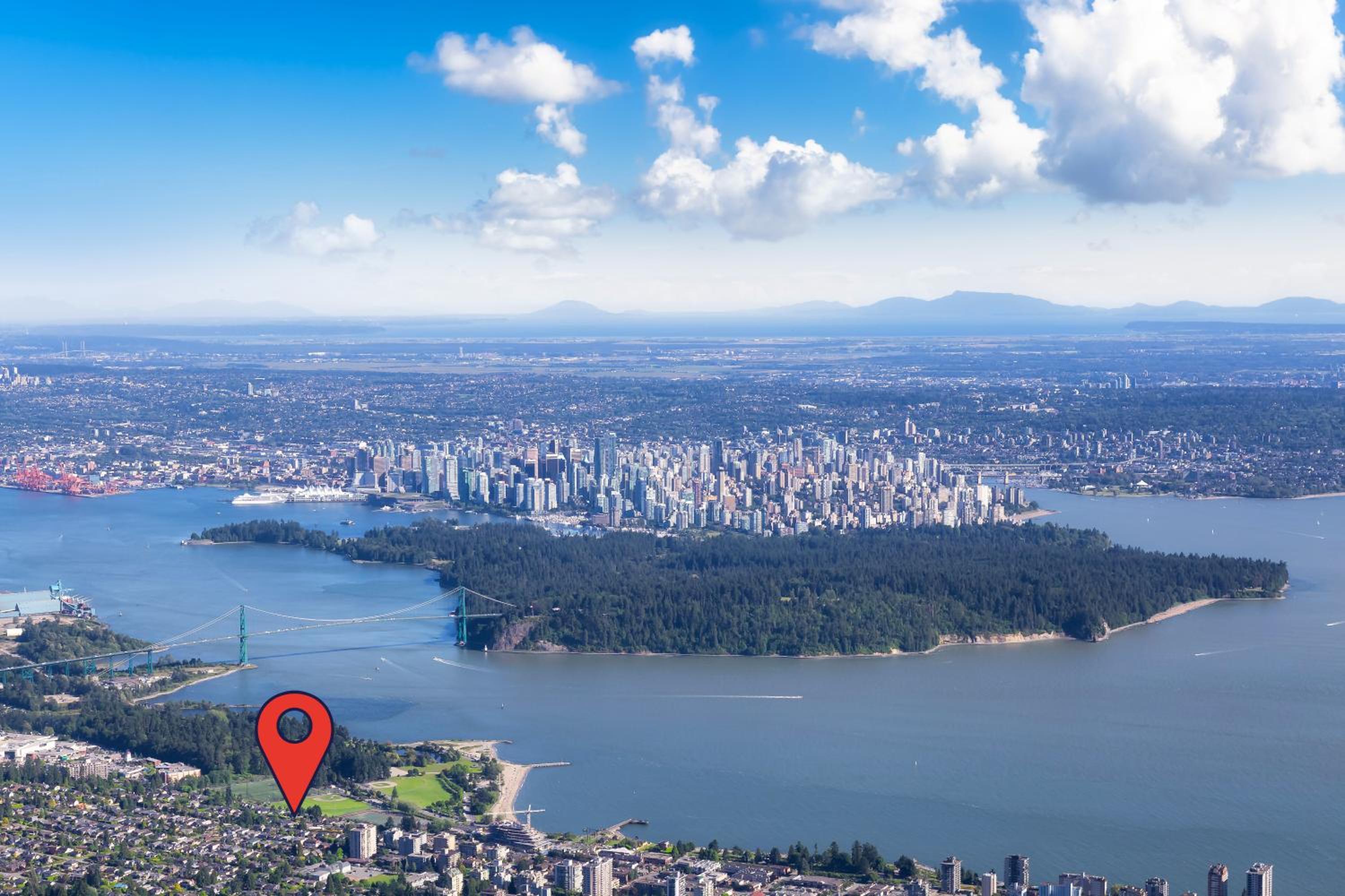 Great West Vancouver house with hot tub, across from beach & 10 mn to Downtown Vancouver