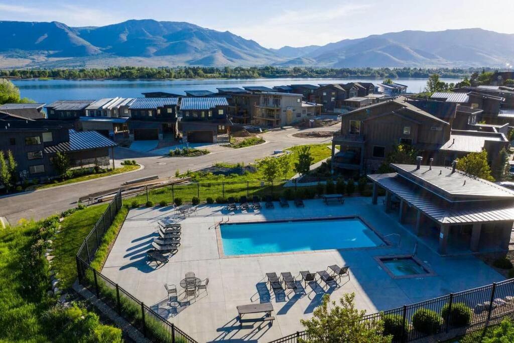 Luxury Ski Home 5 min from SnowBasin, 50' from Pineview Lake view 3