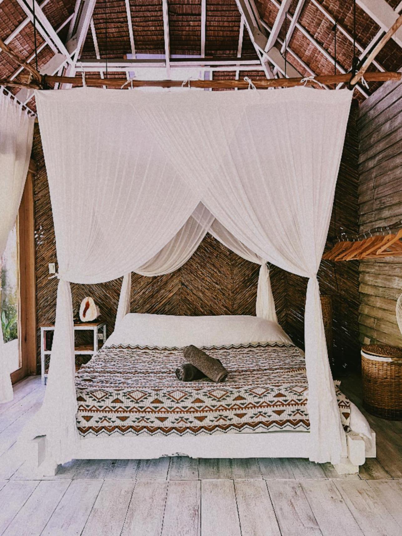 Tropical Jungle Villa 5 min walk to Cloud 9 view 4