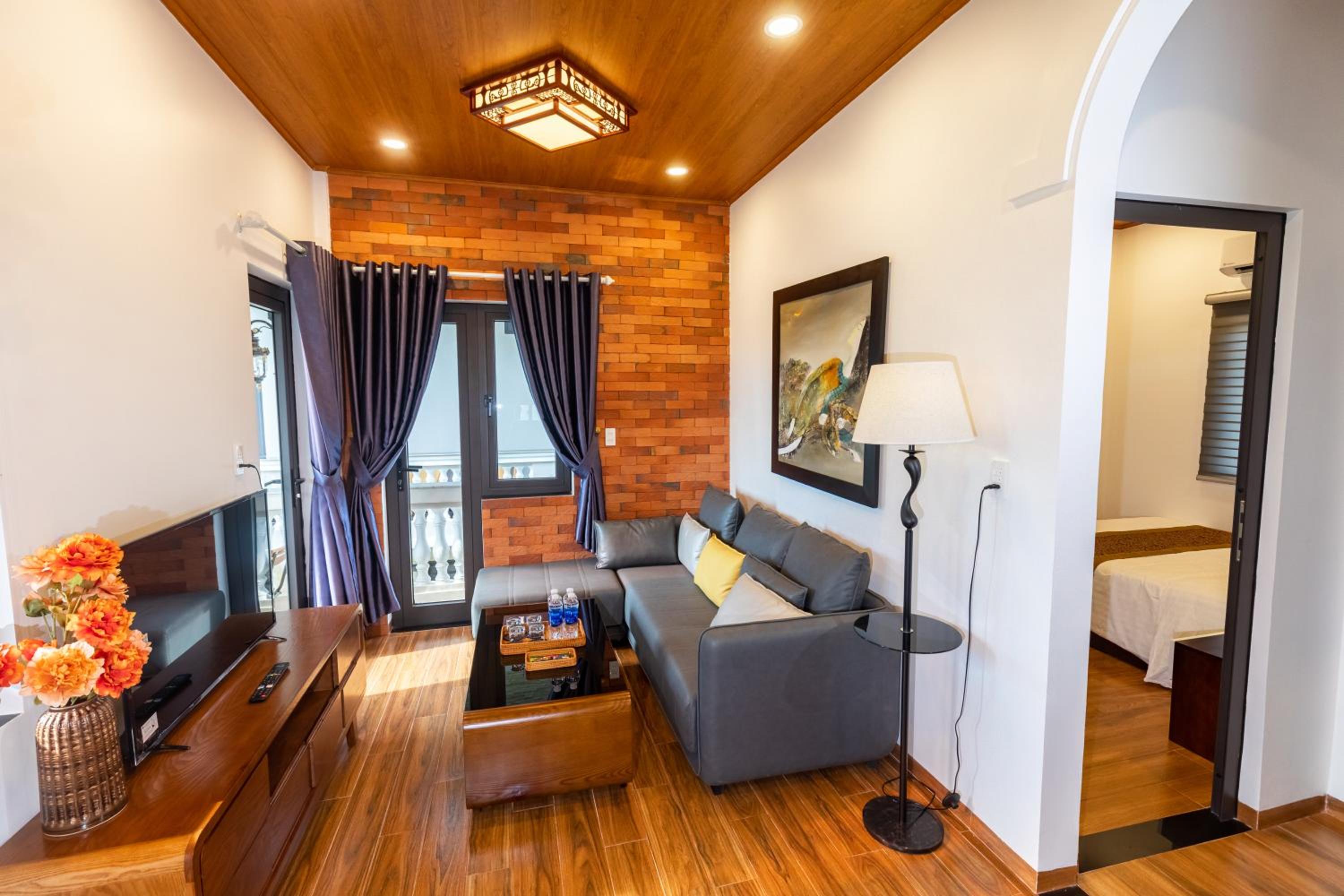 IRIS HILL VILLA view 3